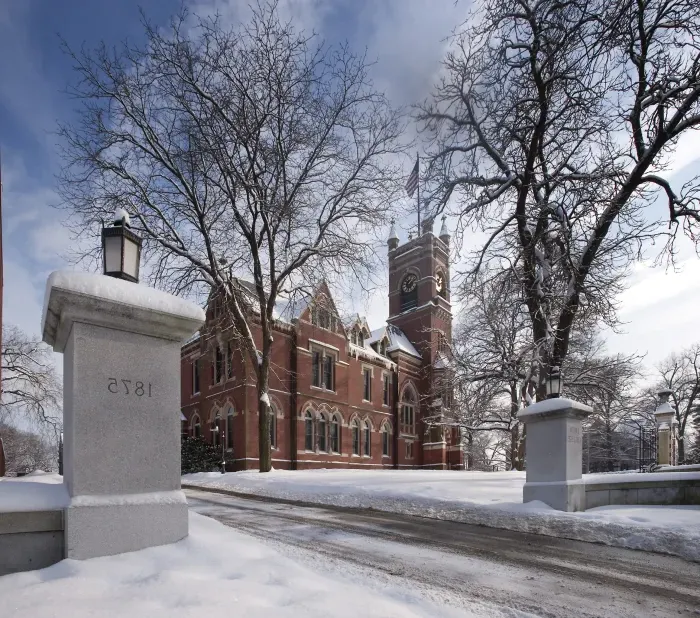 从马路上看，大学堂被大雪覆盖着.